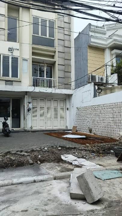 Disewakan Ruko Lokasi Strategis di Raya Mulyosari Surabaya Timur - Image 1