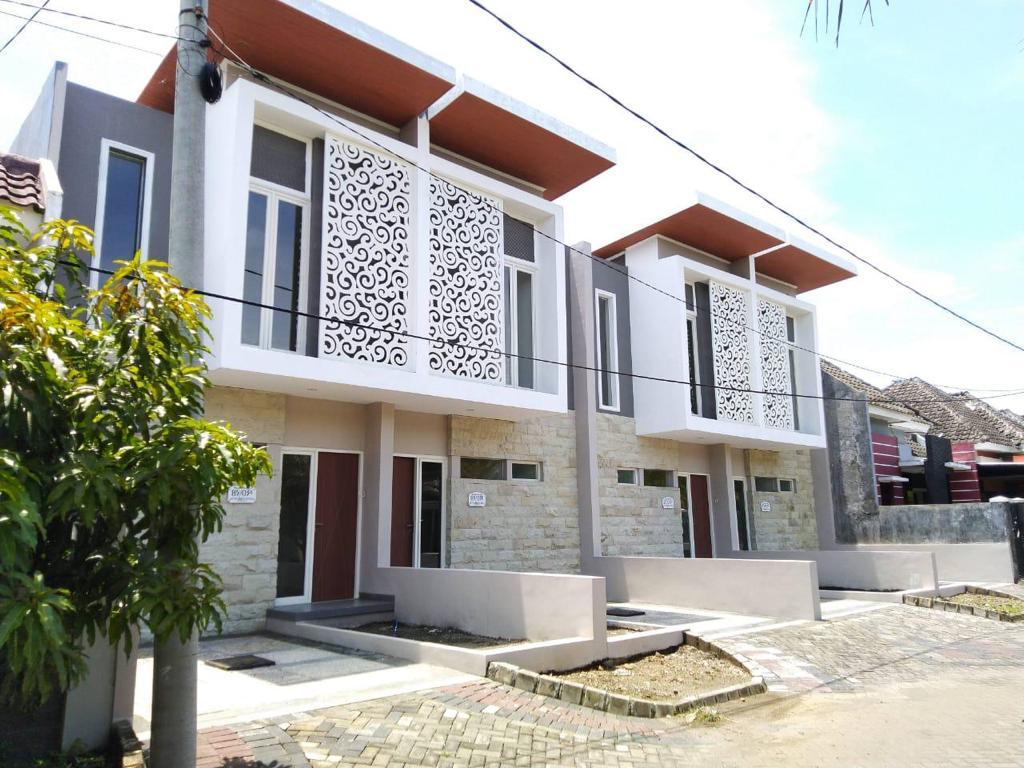 Dijual Rumah Nyaman dan Siap Huni di Grand Shanaya Surabaya Barat - Image 1