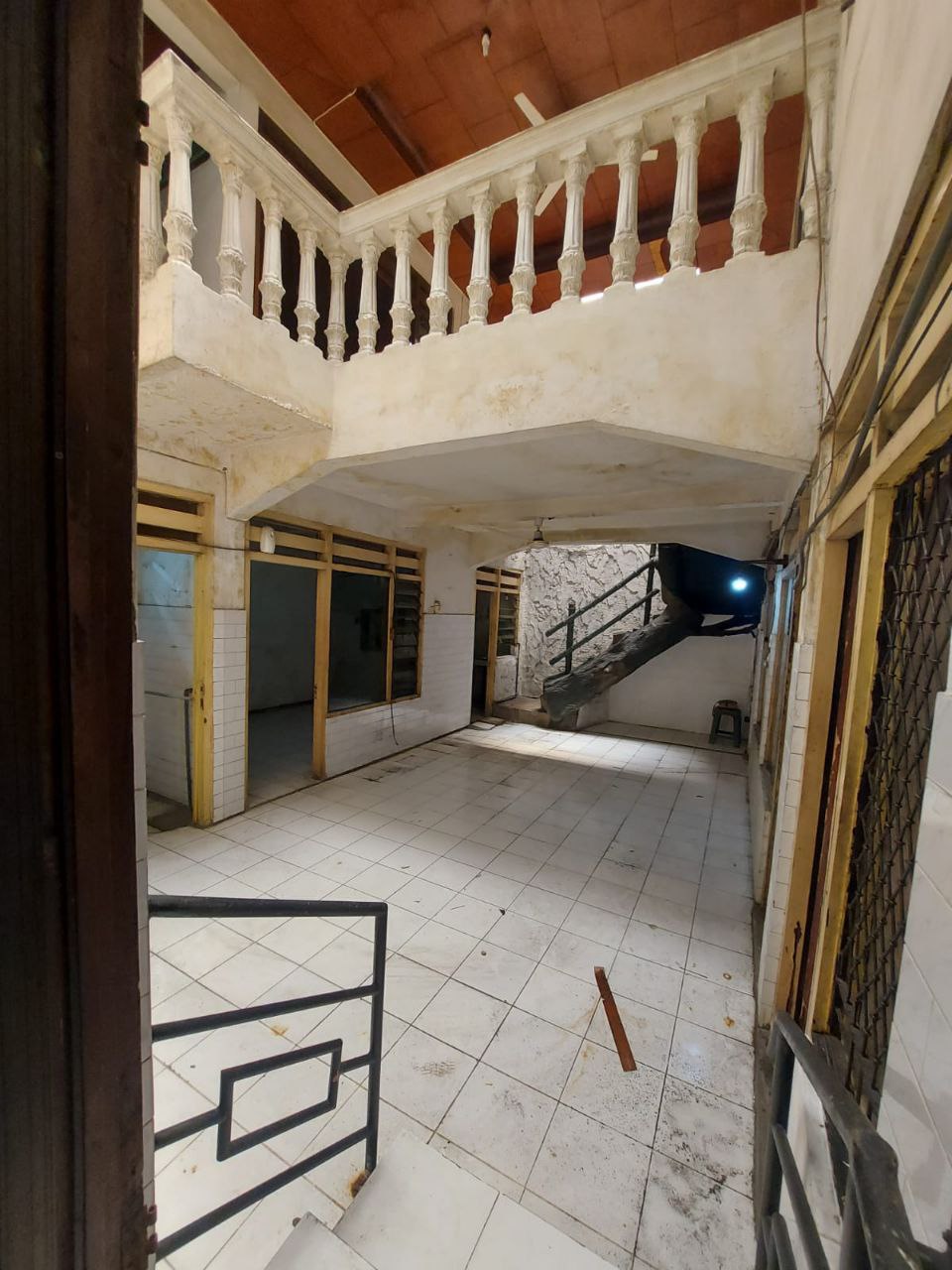 Disewakan Ruko Strategis di Jalan Raya Manyar Surabaya Timur - Thumbnail 6