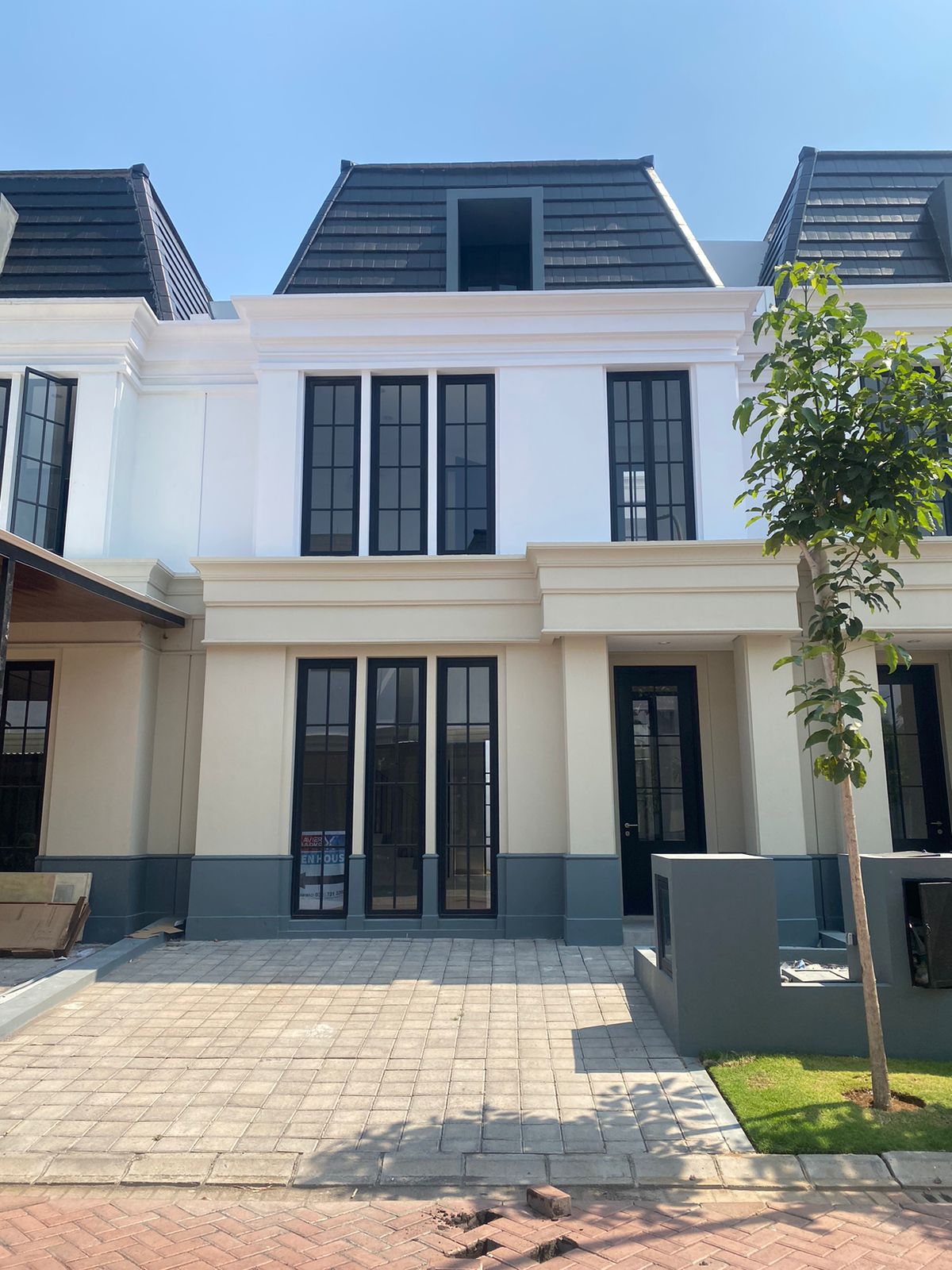 Dijual Rumah Mewah Murah White House Lokasi Premium di Dian Istana Surabaya Barat - Image 1