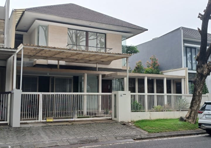 Disewakan Rumah Mewah dan Strategis di Royal Residence Surabaya Barat - Image 1