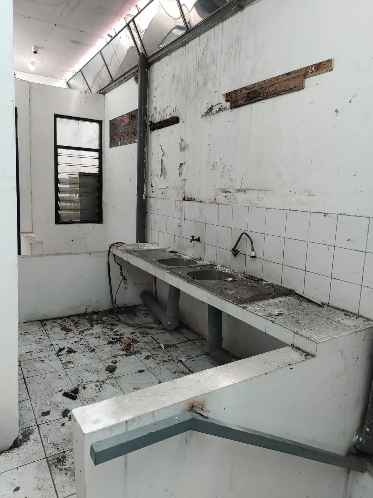 Disewakan Ruko 3,5 Lantai Murah Strategis Raya Kenjeran Surabaya Timur - Thumbnail 2