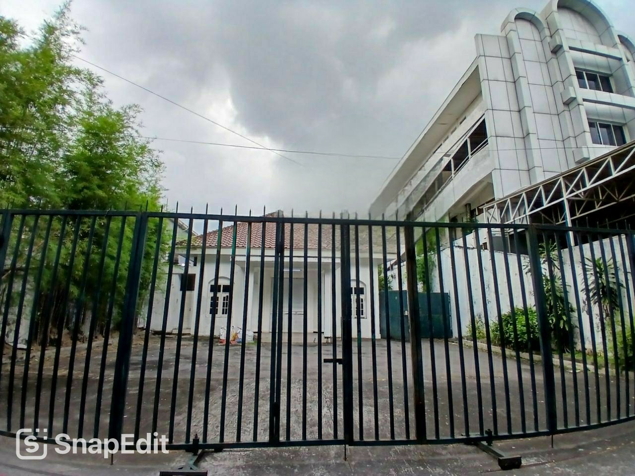 DISEWAKAN Rumah Usaha Strategis Raya Arjuno Surabaya Pusat - Image 1