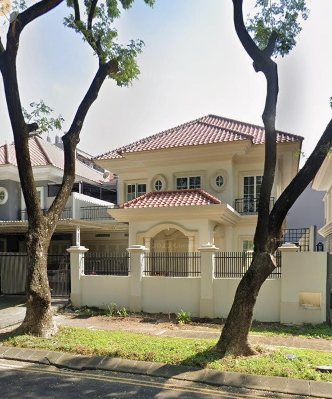 Disewakan Rumah Mewah Waterfront Citraland Lokasi Strategis Surabaya Barat - Image 1