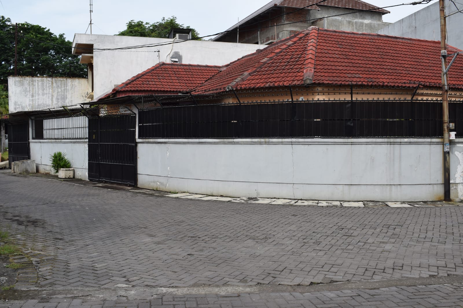 DIJUAL Rumah Sedang Direnovasi Serah Terima Kondisi Siap Huni Putat Indah Timur Surabaya Barat - Thumbnail 2