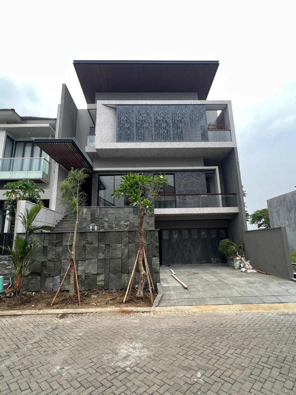 Jual Rumah Mewah Baru 2 Lantai Water Front Lokasi Premium Citraland Surabaya Barat - Image 1