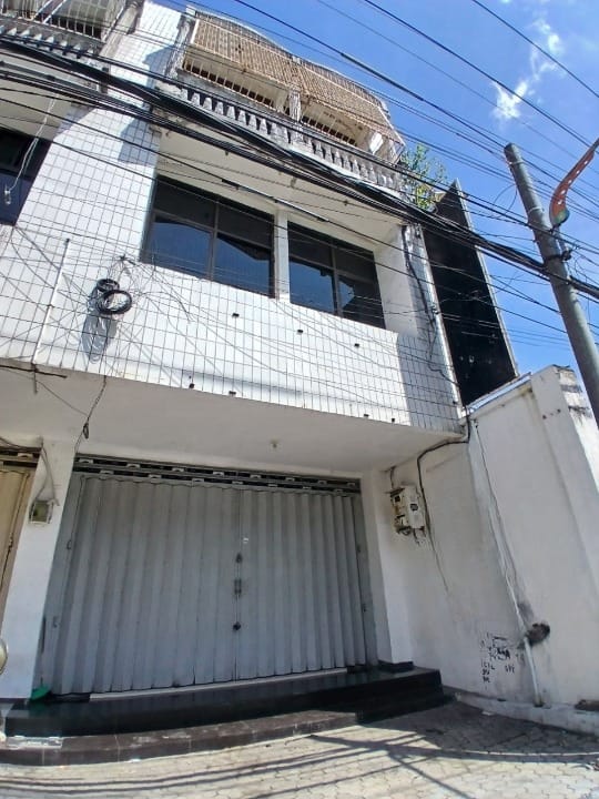 Disewakan Ruko 3 Lantai Siap Huni di Tidar Surabaya Pusat - Image 1