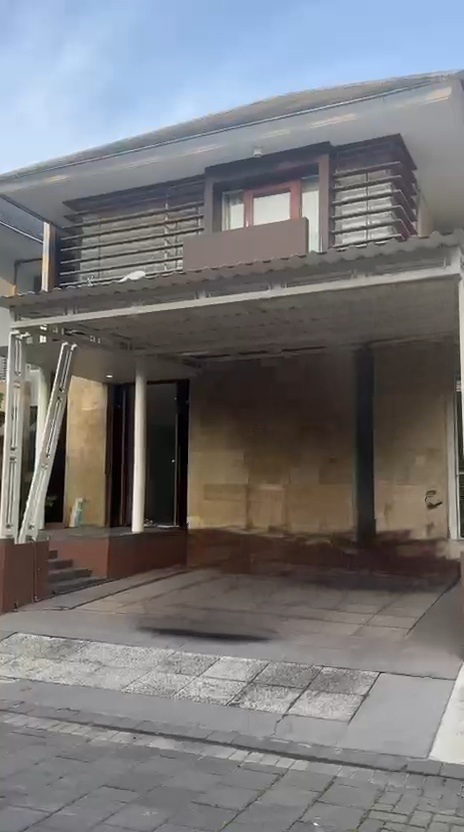Disewakan Rumah Newton Hill Citraland Surabaya Barat - Image 1