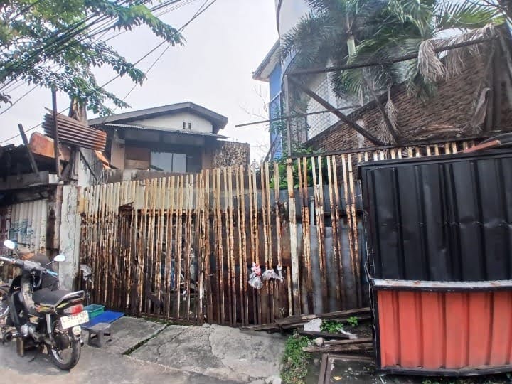 Dijual Murah Rumah Hitung Tanah di Nol Jalan Raya Diponegoro, Surabaya Pusat - Image 1