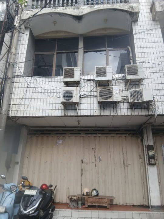 Disewakan ruko lokasi strategis nol Jalan Raya Kedungdoro, Surabaya Pusat - Image 1