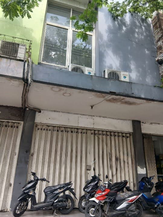 Disewakan ruko lokasi strategis di Kedung Cowek, Surabaya Timur - Image 1