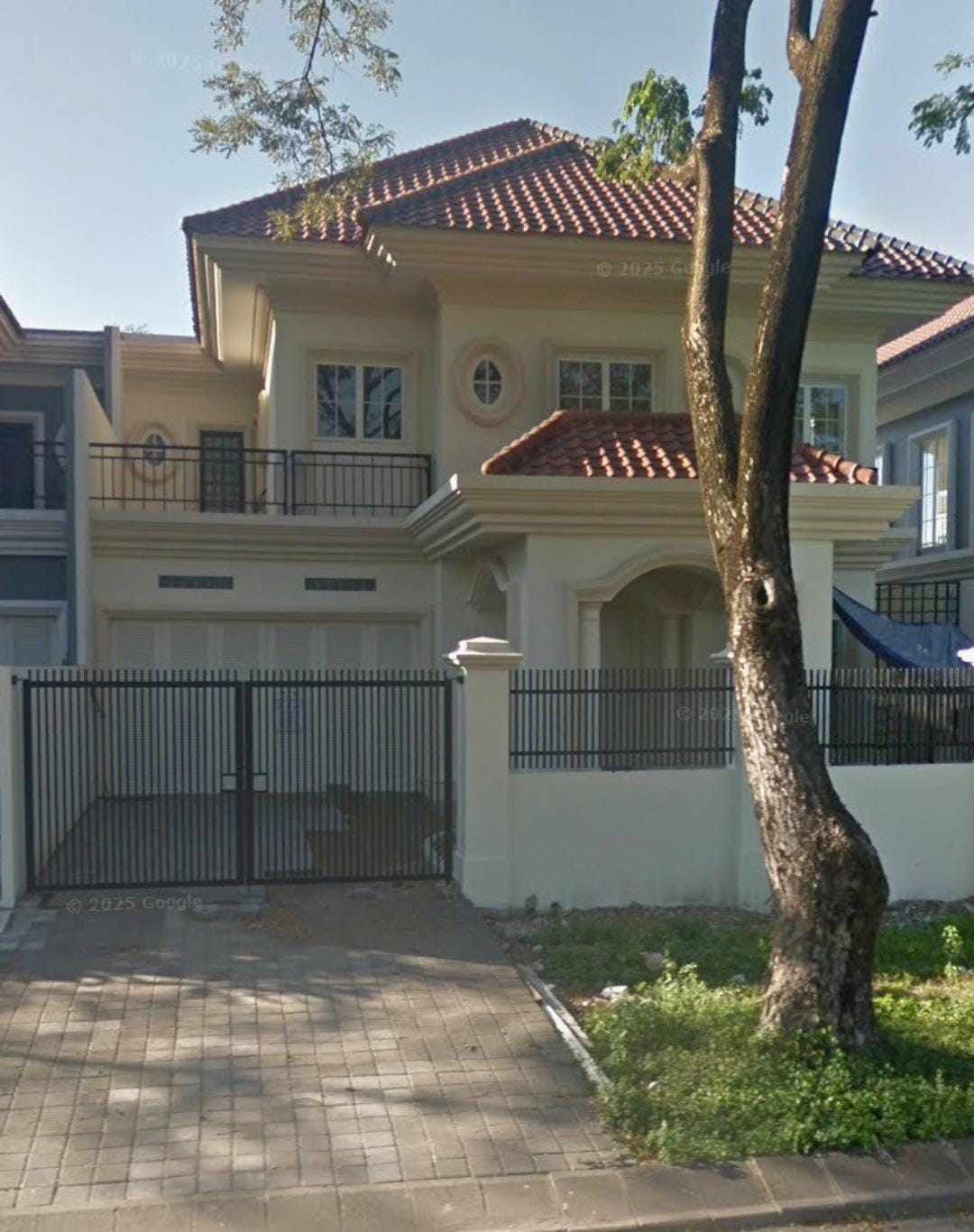 Disewakan Rumah Mewah Water Front dekat UC Citraland Surabaya Barat - Image 1