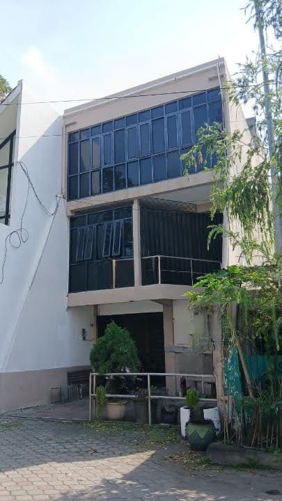 Dijual Rumah Usaha Lokasi Strategis di Dukuh Kupang Barat Surabaya Barat - Image 1
