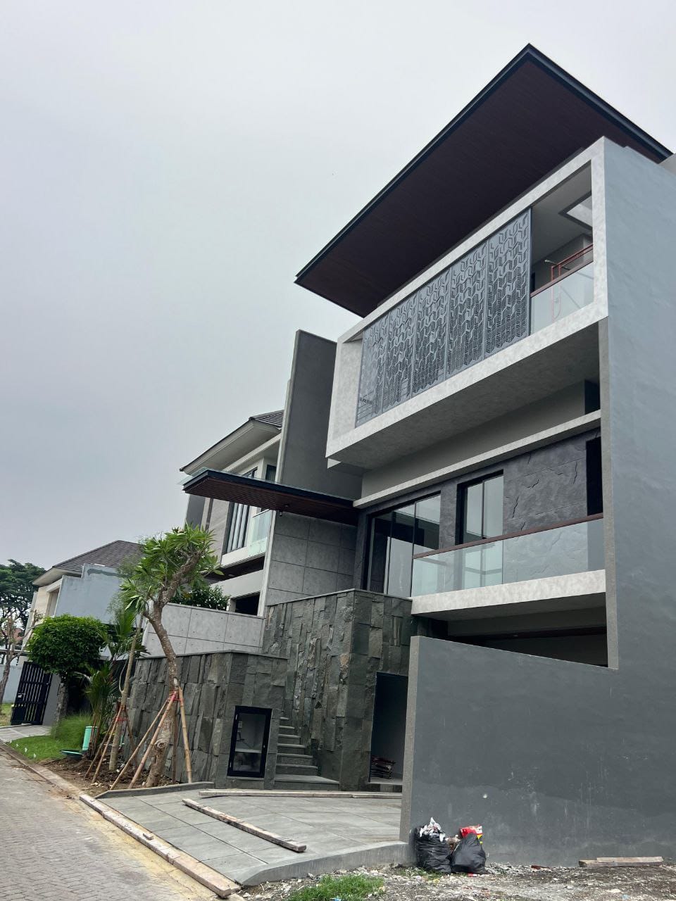 Dijual Rumah Mewah Baru 2 Lantai Water Front Lokasi Premium Citraland Surabaya Barat - Thumbnail 2