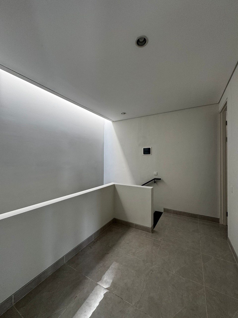 Disewakan Rumah Baru Minimalis Pelican Hill Citraland Surabaya Barat - Thumbnail 3