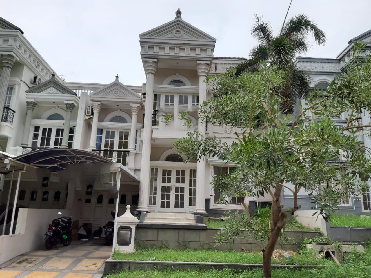 Dijual Rumah Nyaman Strategis di Raffles Garden Citraland Surabaya Barat - Image 1