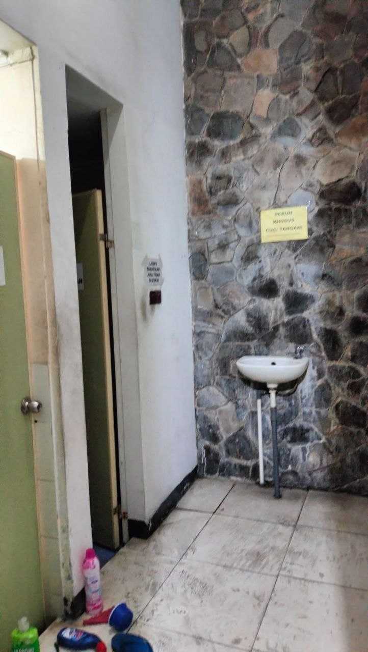 Disewakan Ruko Strategis 2 Lantai di Dukuh Kupang Surabaya Barat - Thumbnail 2