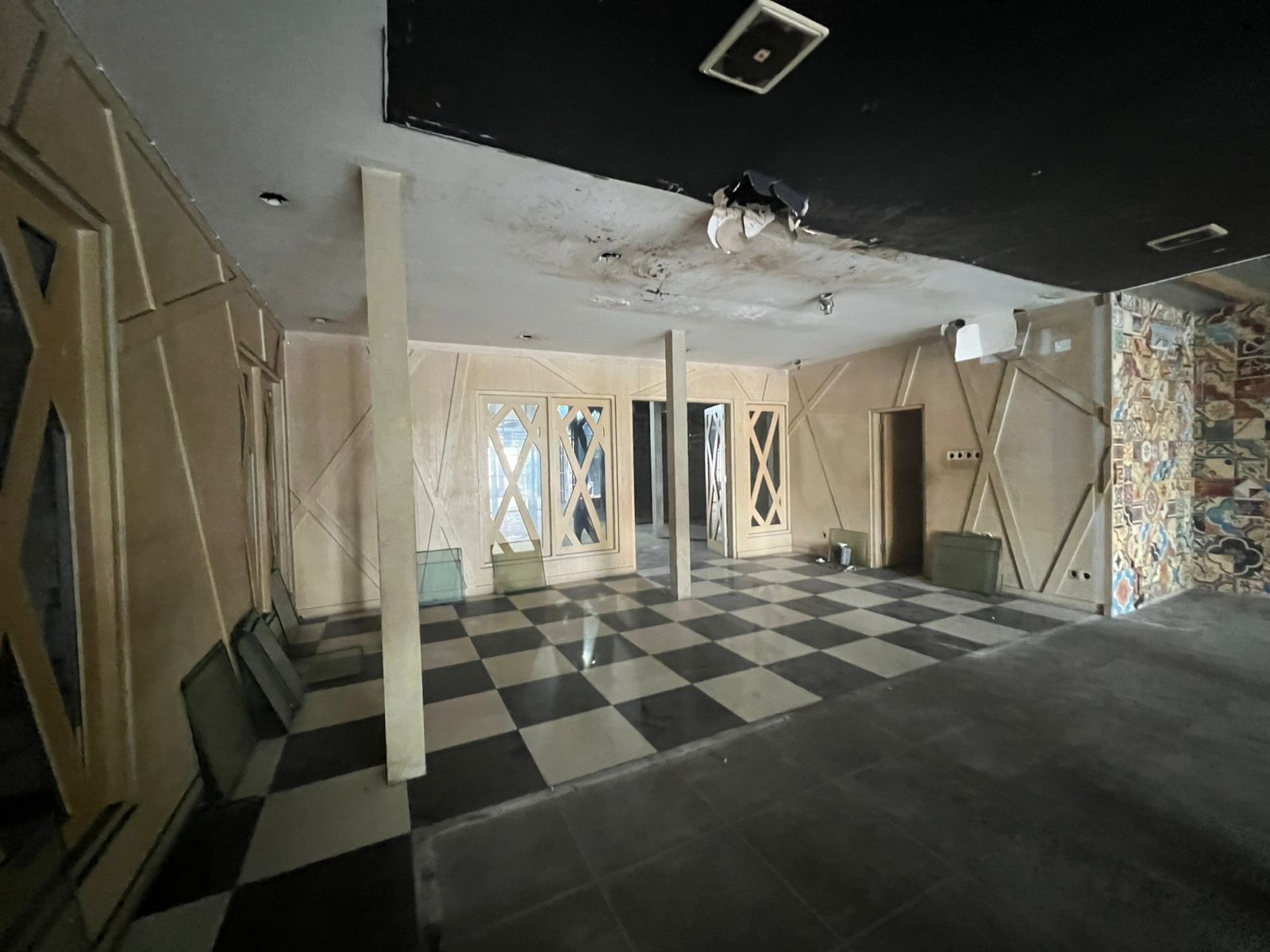 Dijual Gedung Eks Showroom dengan Lebar Muka Besar dan Strategis di Jalan Diponegoro Surabaya Pusat - Thumbnail 4