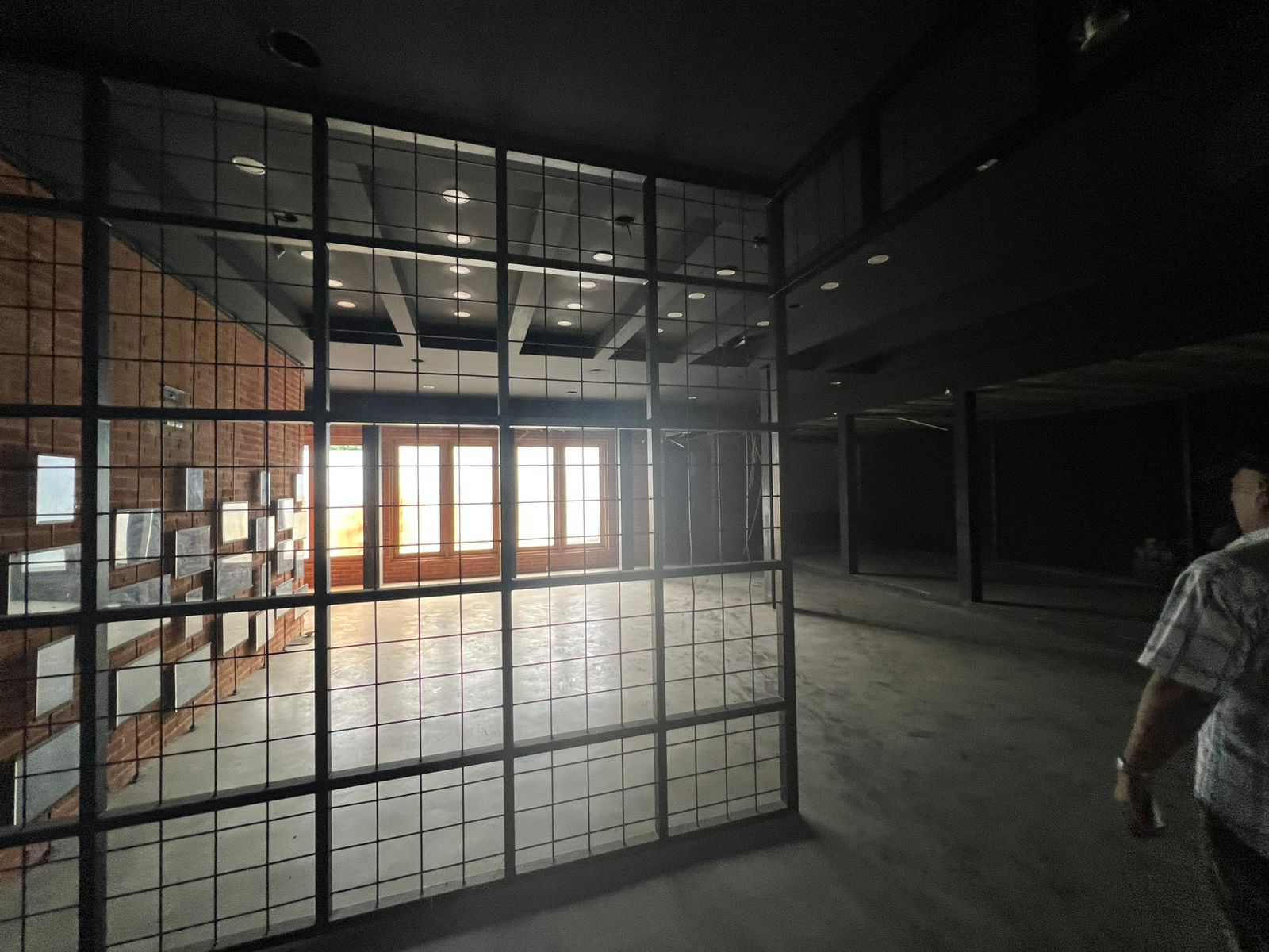 Dijual Gedung Eks Showroom dengan Lebar Muka Besar dan Strategis di Jalan Diponegoro Surabaya Pusat - Thumbnail 6