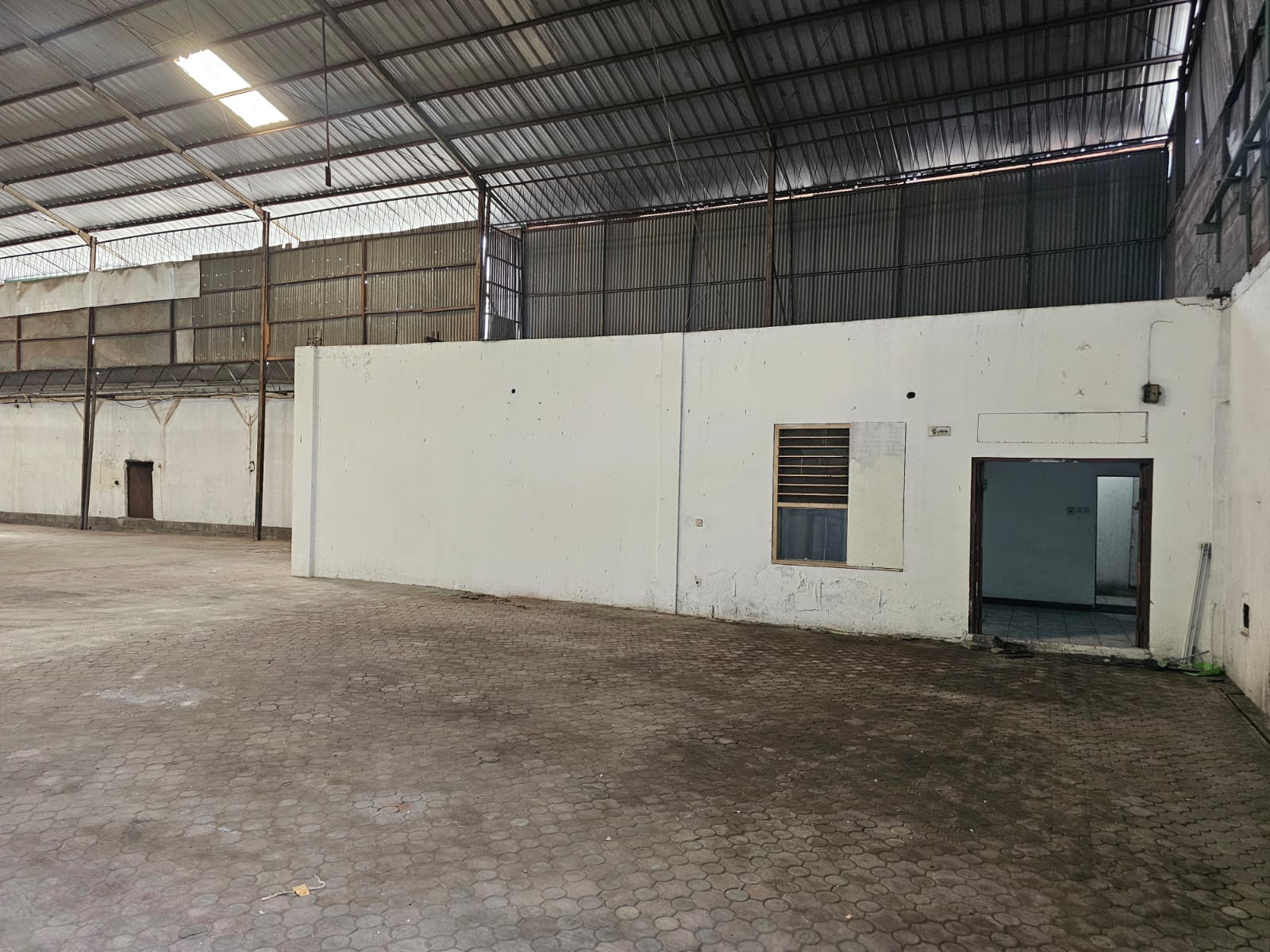 Disewakan Gudang Strategis Depan Jalan Raya dan Bebas Banjir di Manukan Wetan Surabaya Barat - Thumbnail 4