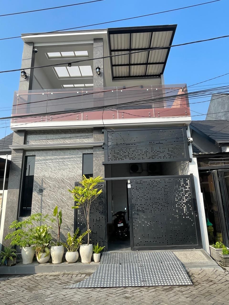 Dijual Rumah Mewah Full Furnish 2 Lantai di Alana Regency Tambak Oso Sidoarjo - Image 1