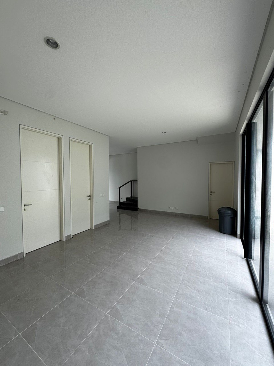 Disewakan Rumah Mewah 2 Lantai Pelican Hill Citraland Utara Surabaya Barat - Thumbnail 2