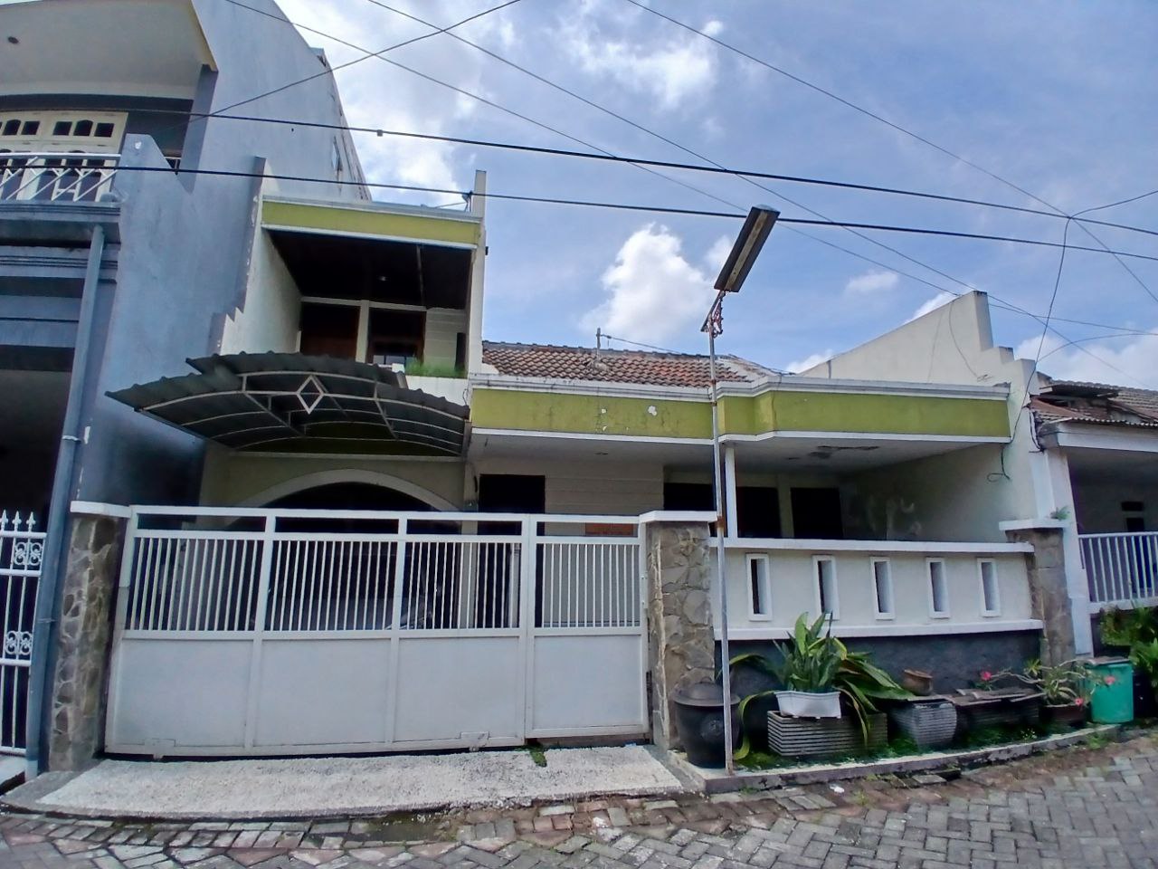 Dijual Rumah Minimalis Siap Huni di Taman Pondok Indah Surabaya Barat - Image 1