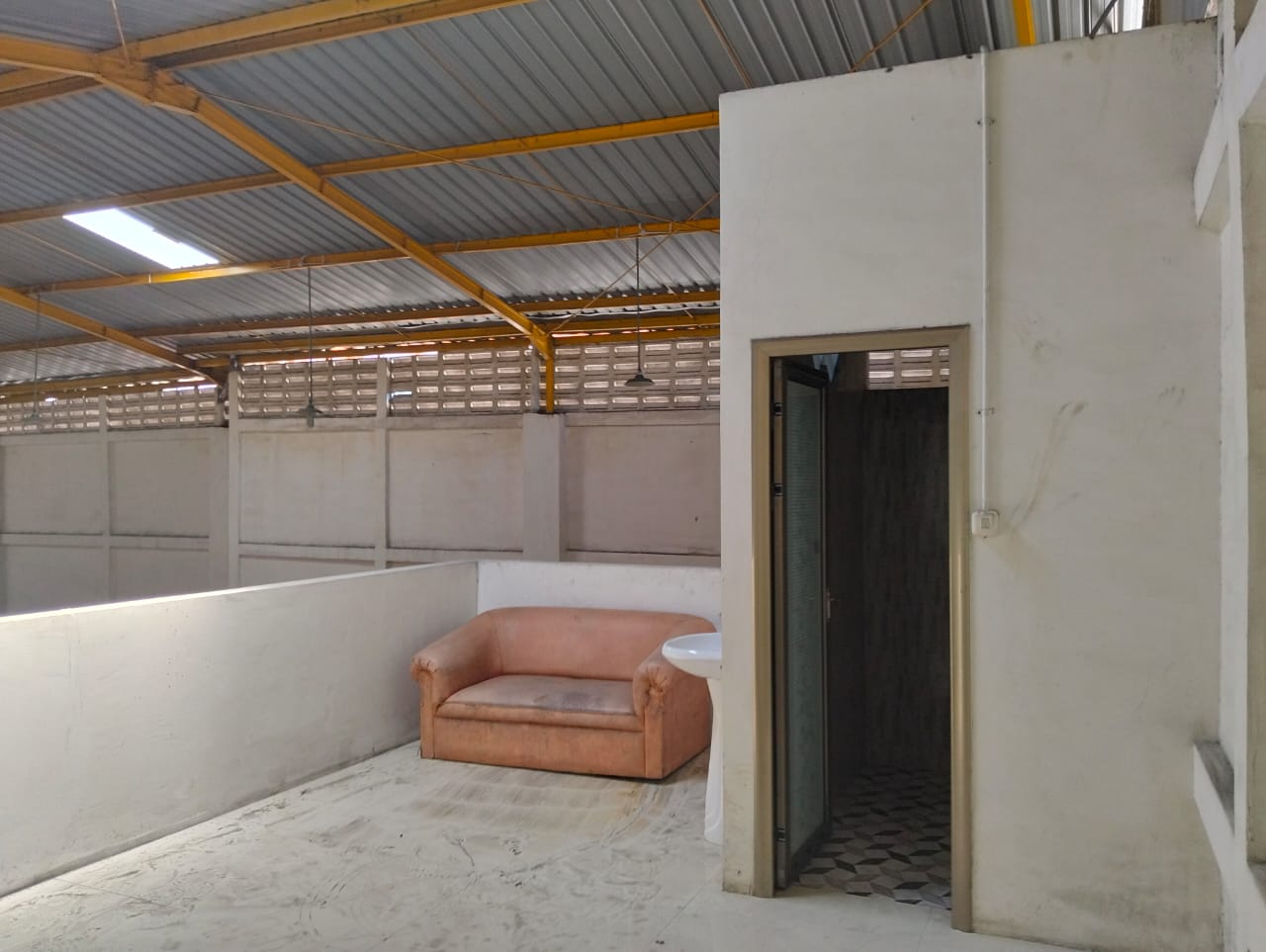 Disewakan Gudang Lokasi Strategis di Nol Jalan Raya Tropodo Sidoarjo - Thumbnail 2