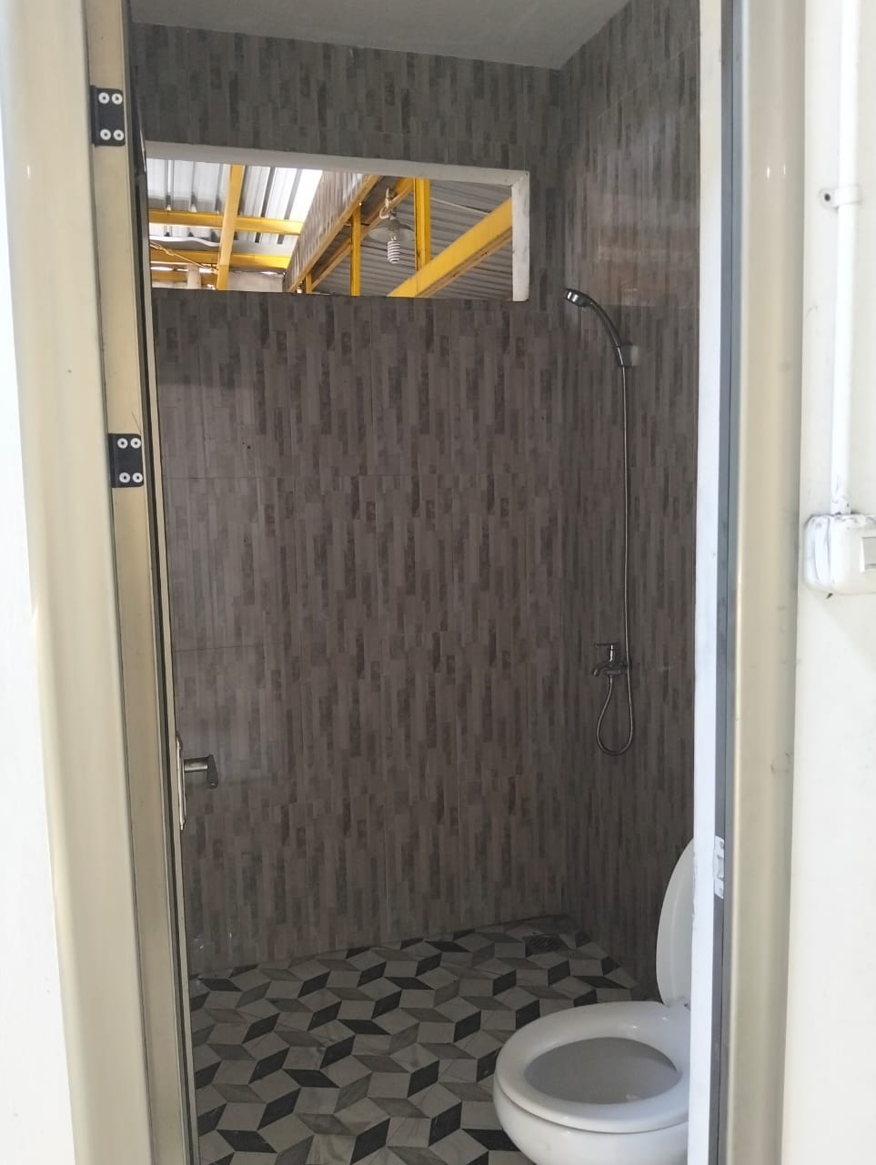 Disewakan Gudang Lokasi Strategis di Nol Jalan Raya Tropodo Sidoarjo - Thumbnail 5