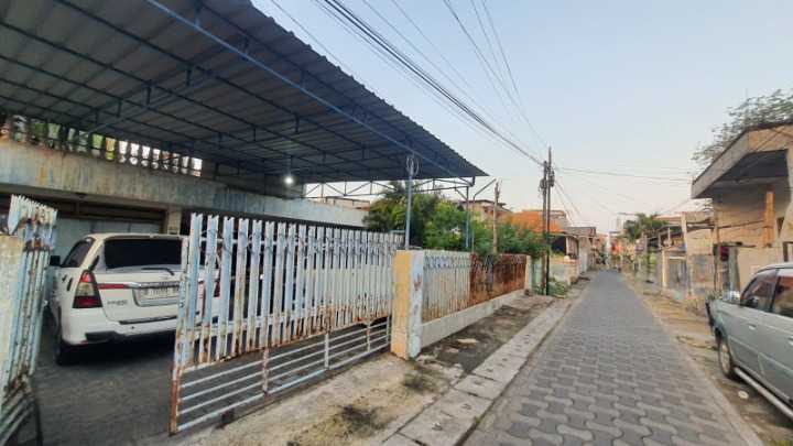Dijual Rumah Hitung Tanah Strategis di Petemon Surabaya Barat - Image 1