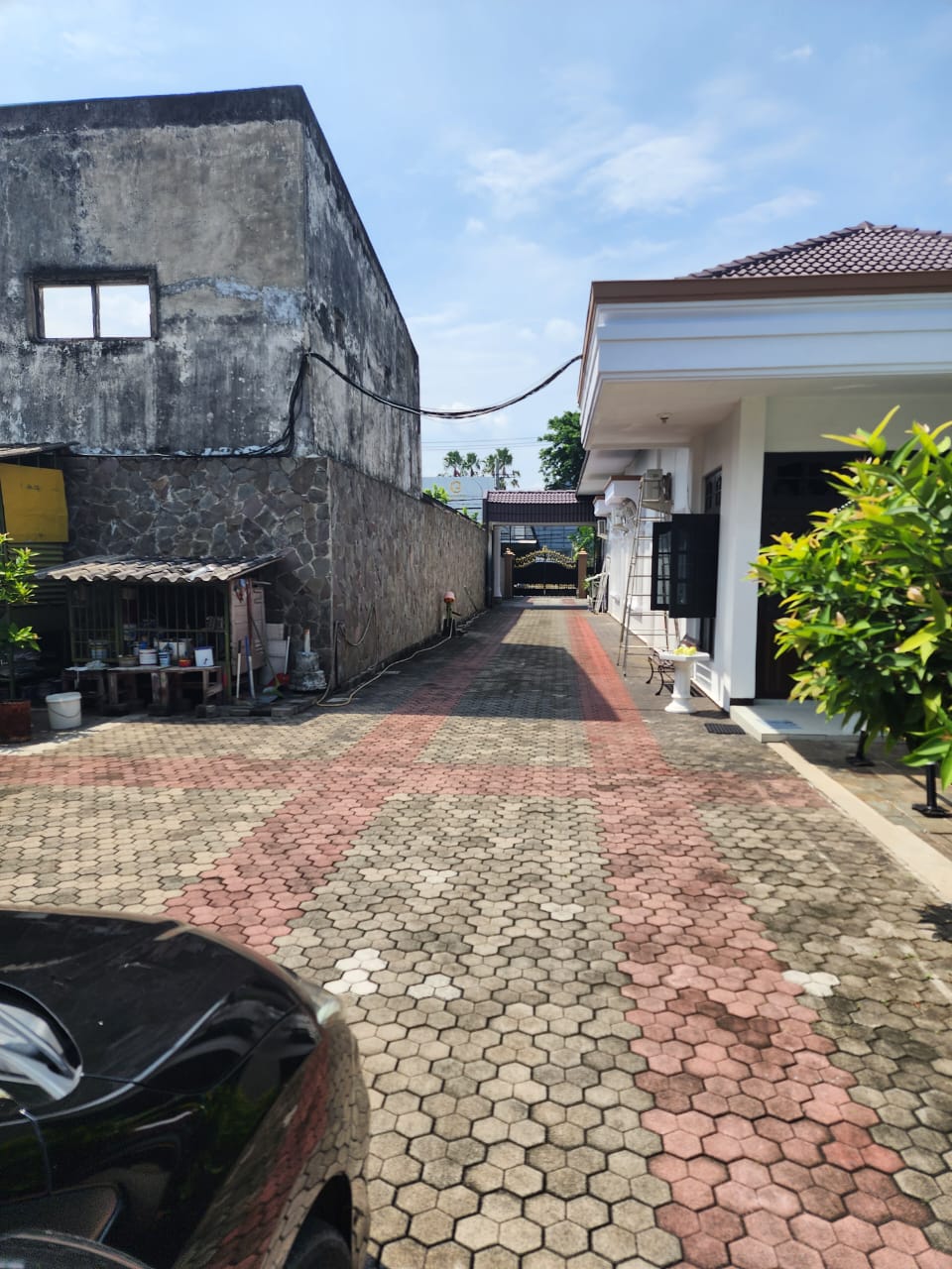 Disewakan Lahan Berpaving Siap Pakai Lokasi Strategis di Pusat Kota Tegalsari Surabaya Pusat - Image 1