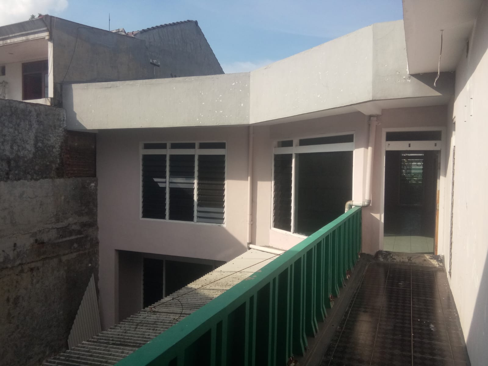 Jual / Sewa Rumah 2 Lantai Halaman Luas Gayungsari Surabaya Selatan - Thumbnail 2