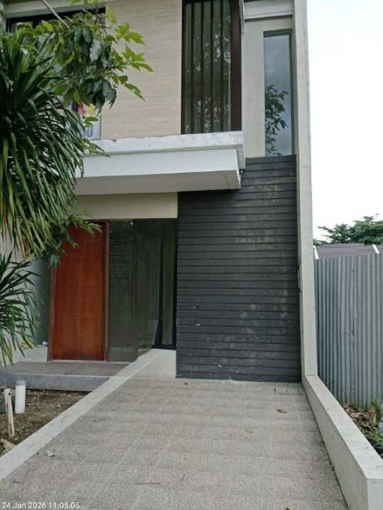 Dijual Rumah 2 lantai dekat swimming pool Northwest Lake Citraland Surabaya Barat - Image 1