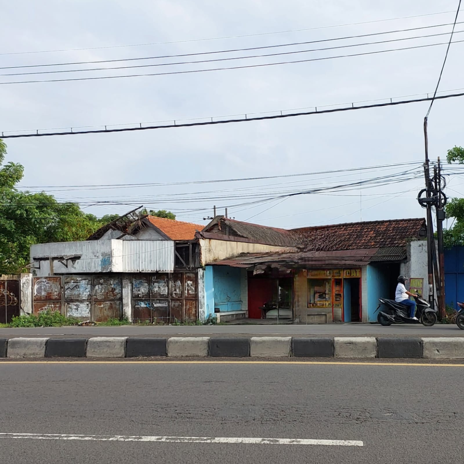 Dijual Rumah Usaha Strategis Raya Taman Sidoarjo - Image 1