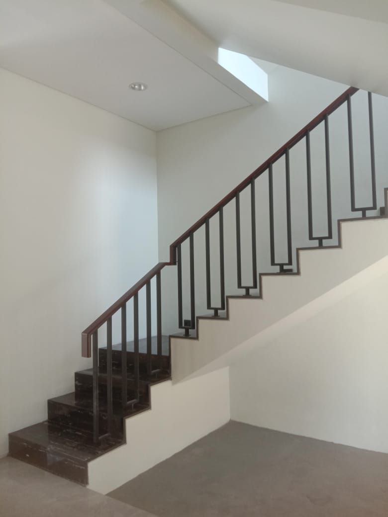 Disewakan Rumah Nyaman Siap Huni di District Admore Citraland Surabaya Barat - Thumbnail 3