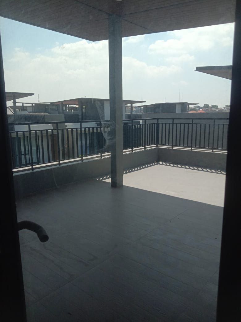 Disewakan Rumah Nyaman Siap Huni di District Admore Citraland Surabaya Barat - Thumbnail 4