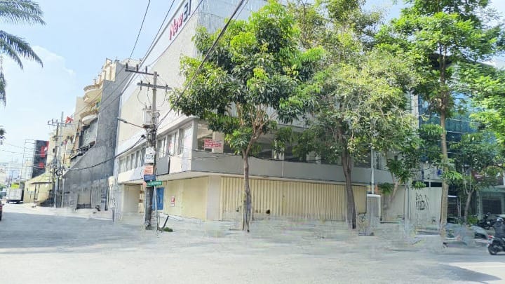 Disewakan Gedung Siap Pakai Lokasi Strategis Surabaya Pusat - Image 1