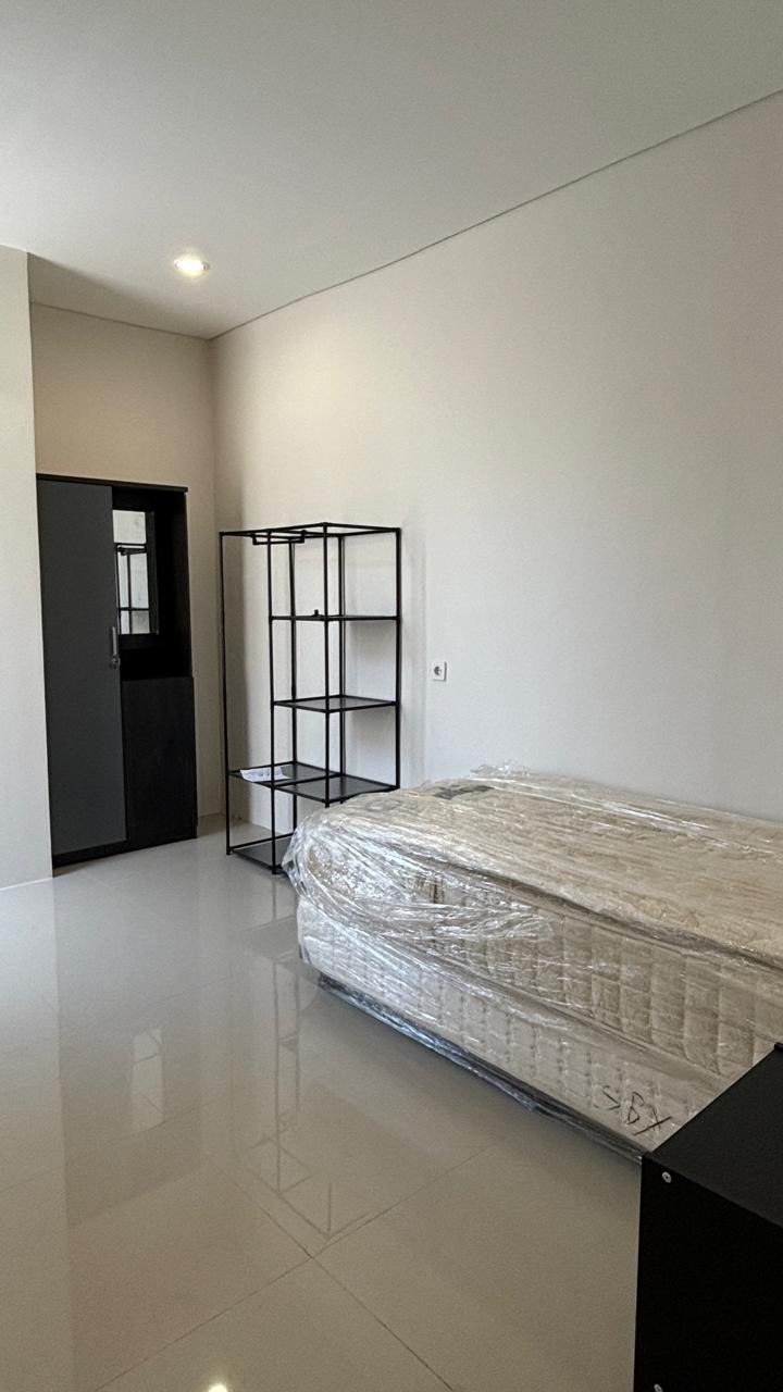 Disewakan Rumah Baru 2 Lantai Northwest Hill Citraland Surabaya Barat, Semi Furnished - Thumbnail 2