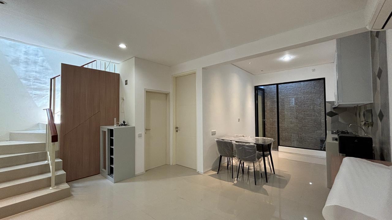 Disewakan rumah Strategis Northwest Full Furnished kondisi terawat siap huni Citraland Surabaya Barat - Image 1