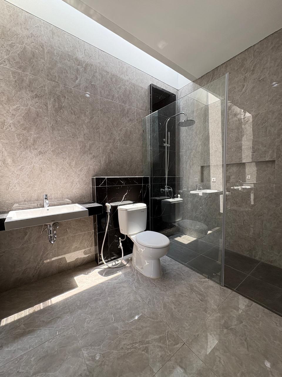 Disewakan Rumah Strategis Eksklusif di Kawasan Premium Pelican Hill Citraland Surabaya Barat - Thumbnail 8