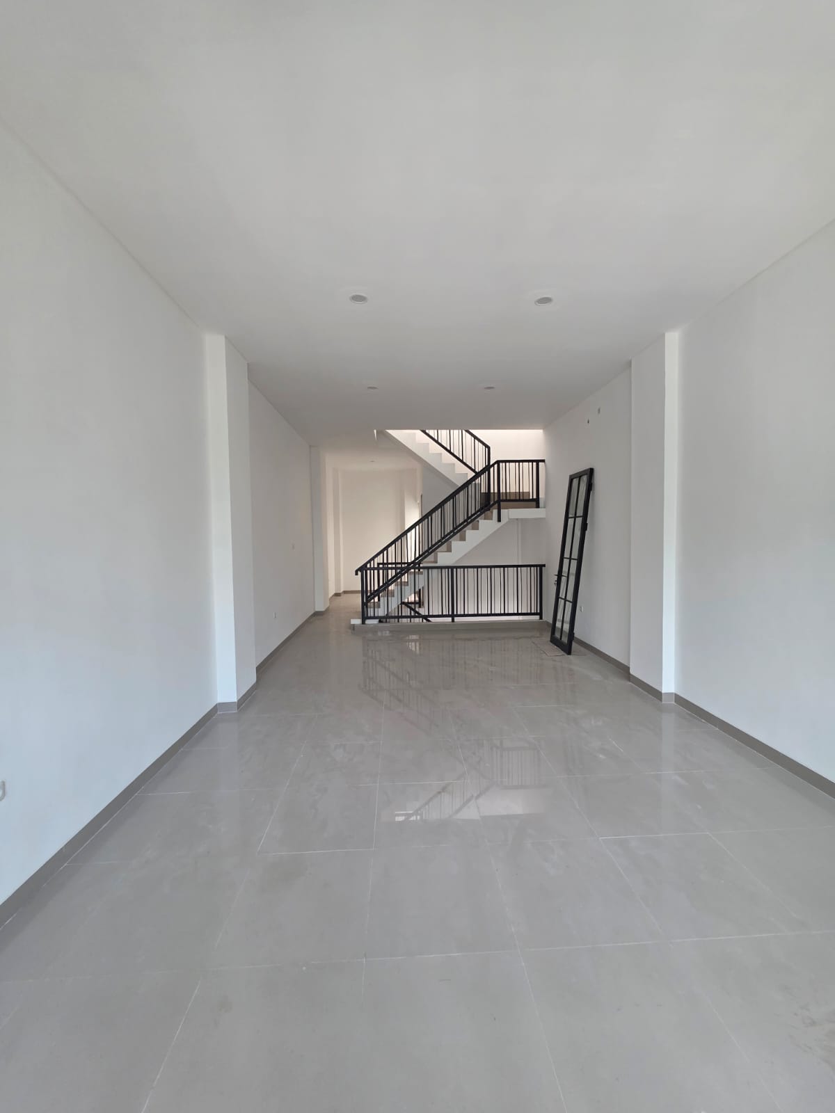 Disewakan Ruko Strategis Baru Lokasi Darmo Permai Dekat Kupang Indah Surabaya Barat - Thumbnail 2