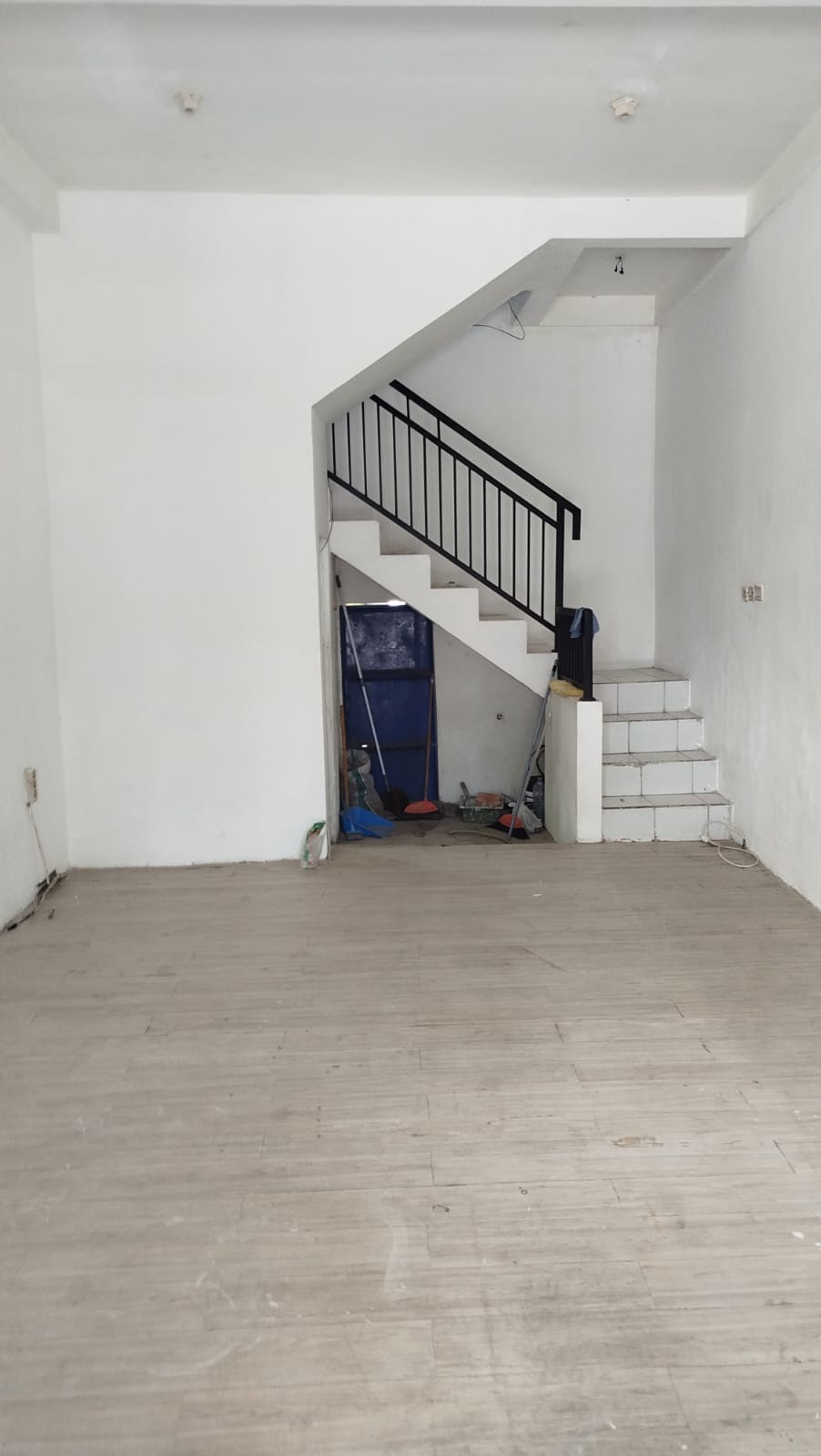 Disewakan Ruko Strategis di Jalan Protokol Mayjen Sungkono, Surabaya Barat - Image 1