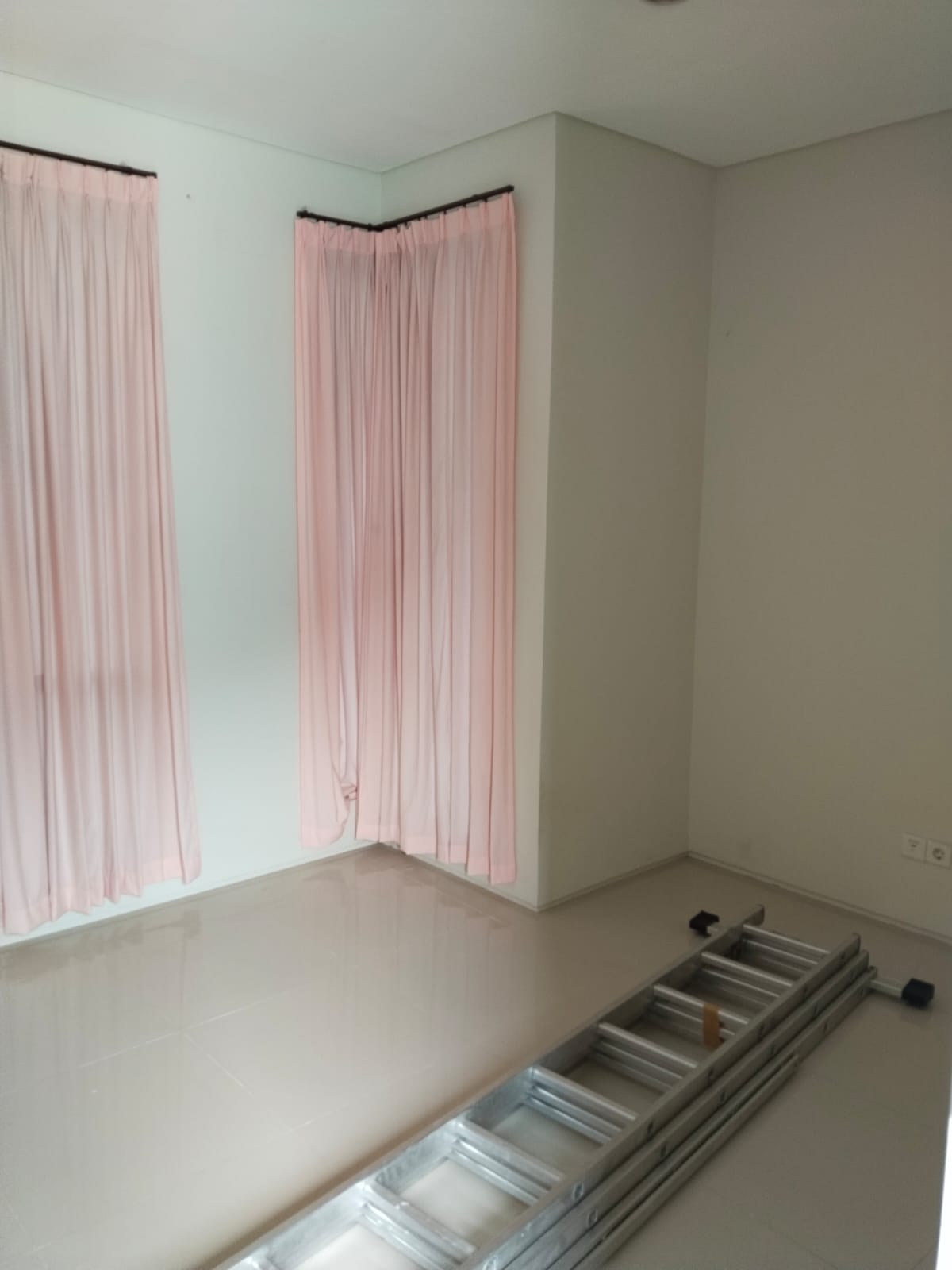 Dijual/disewakan Rumah Nyaman Strategis di Northwest Hill di Surabaya Barat - Thumbnail 2