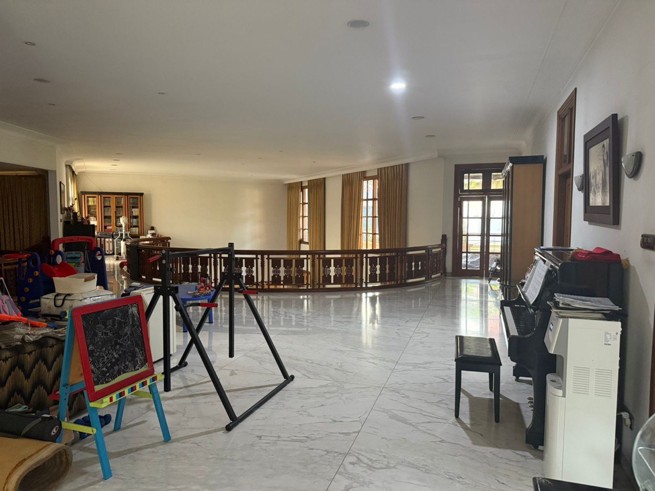 Dijual Rumah Mewah Full Furnish di Darmo Harapan Regency Surabaya Barat - Thumbnail 2