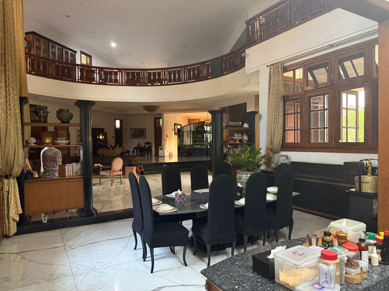 Dijual Rumah Mewah Full Furnish di Darmo Harapan Regency Surabaya Barat - Thumbnail 4