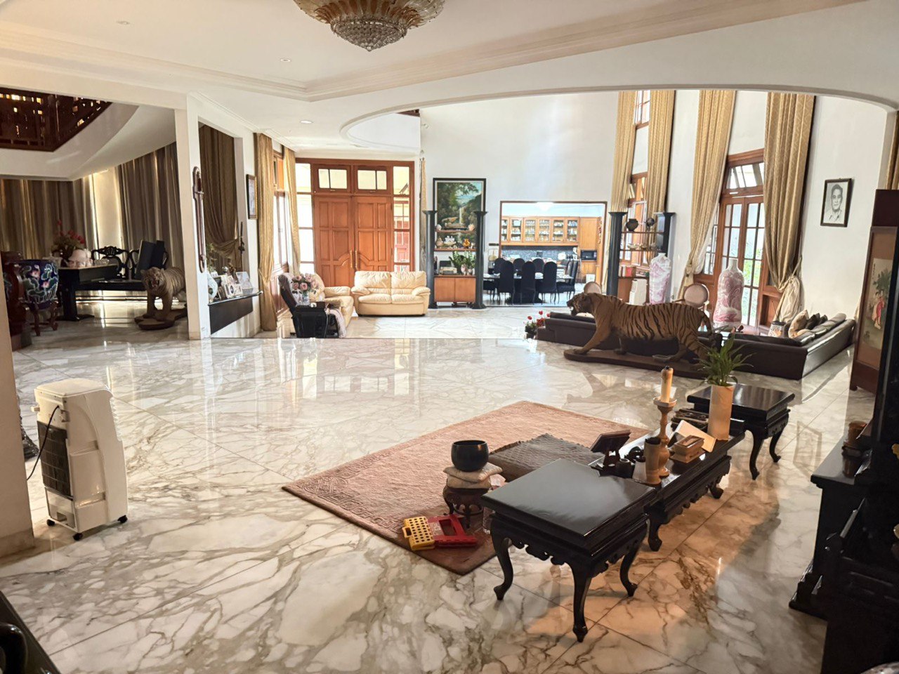 Dijual Rumah Mewah Full Furnish di Darmo Harapan Regency Surabaya Barat - Thumbnail 5