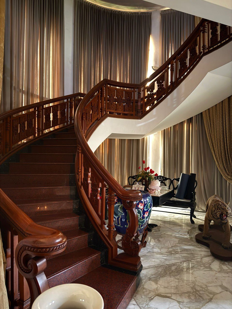 Dijual Rumah Mewah Full Furnish di Darmo Harapan Regency Surabaya Barat - Thumbnail 5