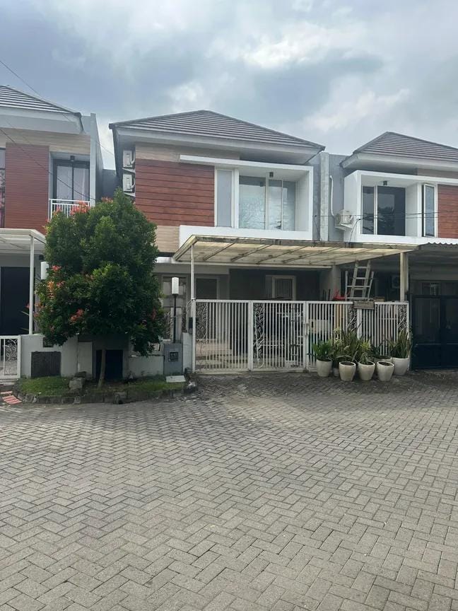 Dijual Rumah Mewah 2 Lantai di Taman Wisata Regency Gresik - Image 1