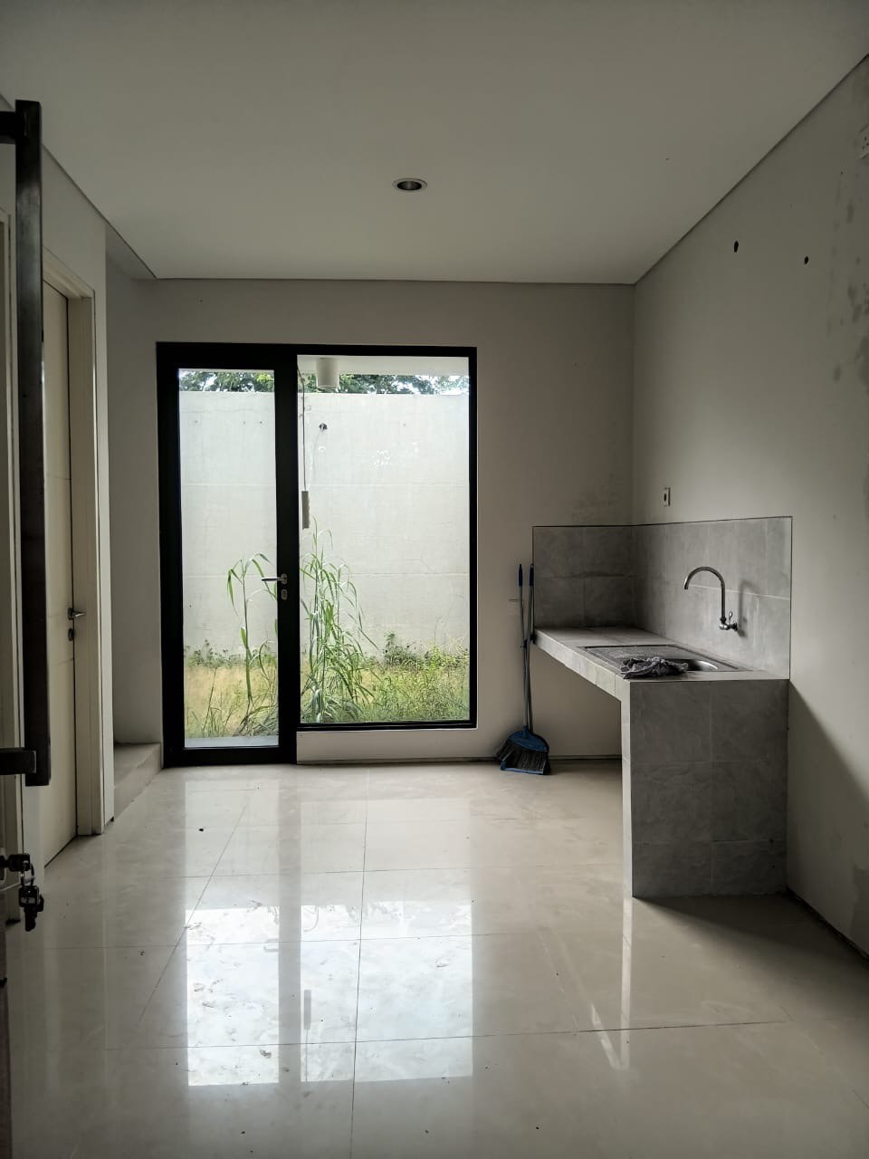 Disewakan Rumah Nyaman di Northwest Hill Citraland Surabaya Barat - Thumbnail 4