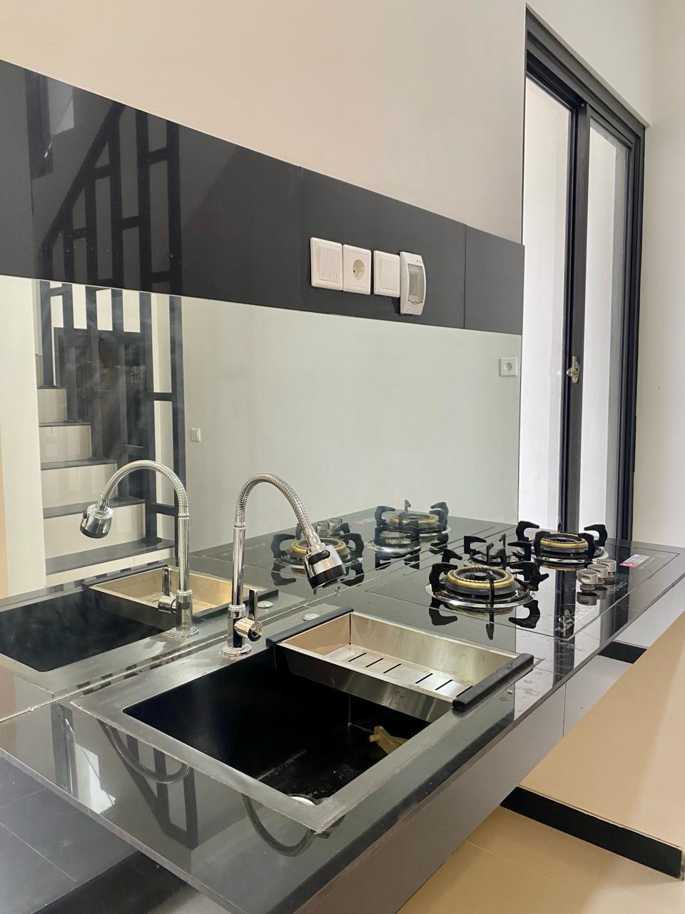 Dijual/disewakan Rumah Baru 2 Lantai Lokasi Strategis di Kutisari Surabaya Selatan - Thumbnail 8